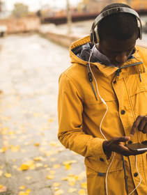 10 podcast in italiano usciti nel 2023 per scoprire qualcosa in più del mondo in cui viviamo