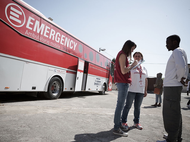 Una clinica mobile di Emergency in Italia