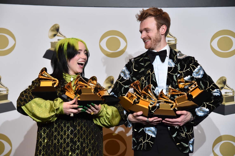 Billie Eilish con il fratello Finneas ai Grammy