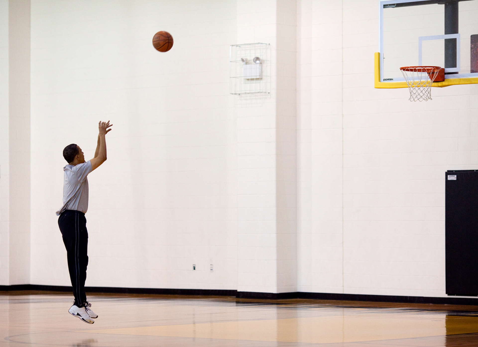 Obama plays basketball