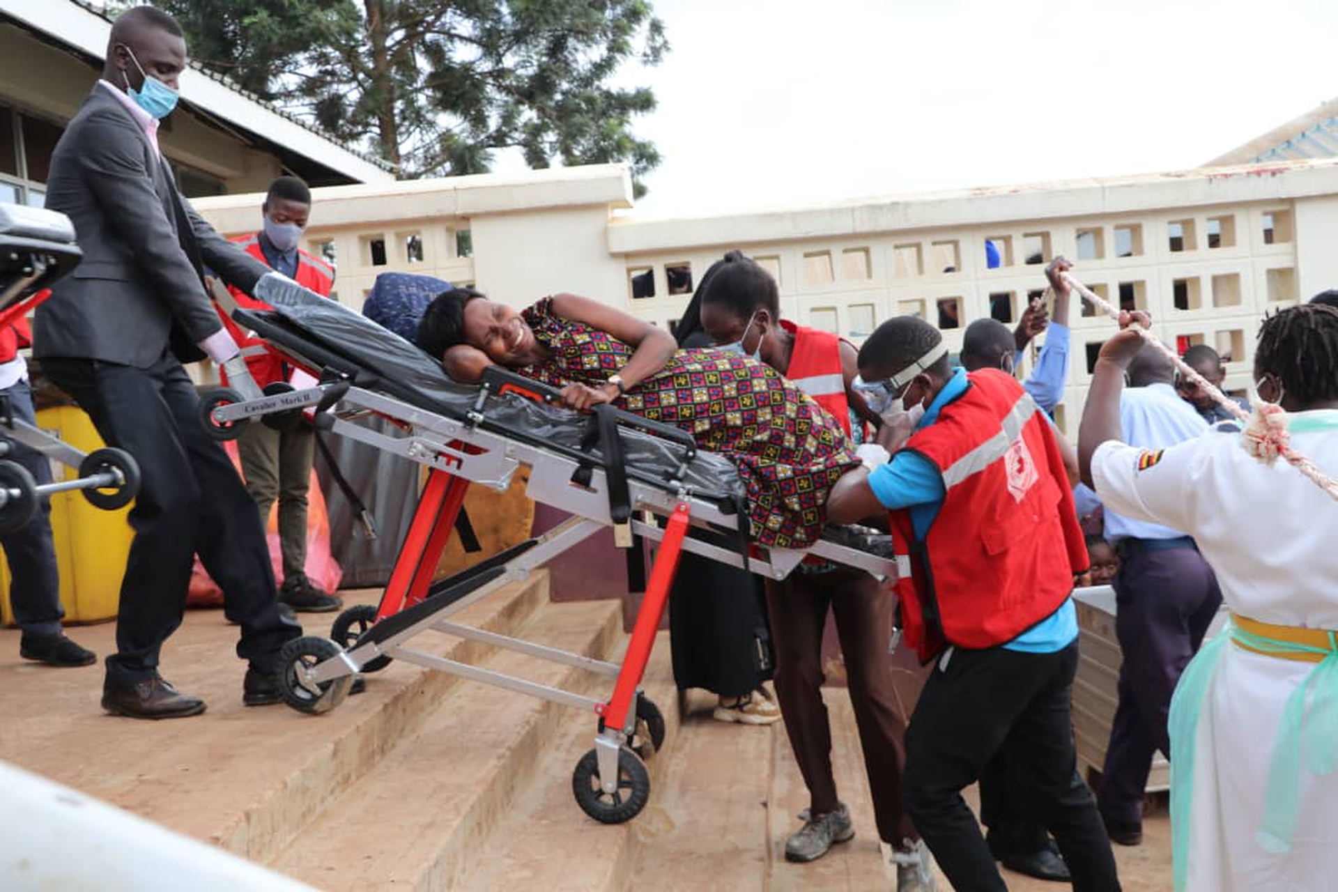 La Croce Rossa si occupa dei feriti