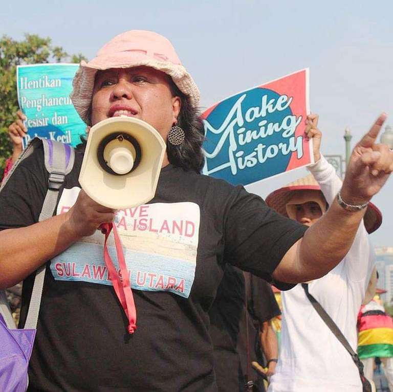 Jull Takaliuang, coordinatrice del gruppo Save Sangihe island, che si batte contro la miniera d'oro © Save Sanghie island