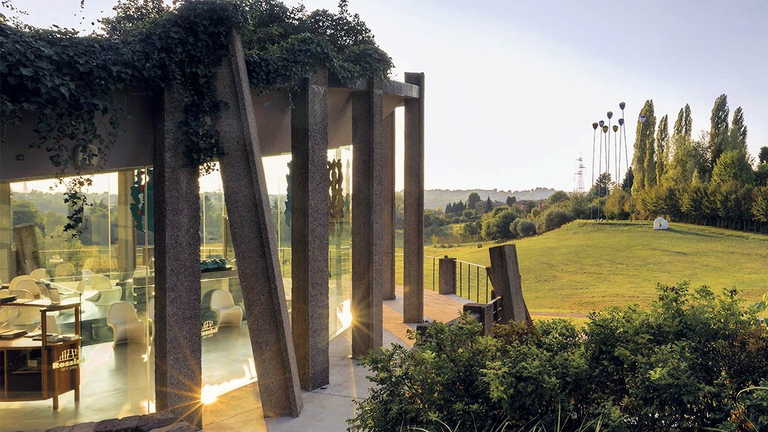 Rossini Art Site a Briosco. Entrare nel tempio dell'arte contemporanea è la sensazione che prova il visitatore all'ingresso. Nel suggestivo padiglione, realizzato dall'architetto newyorkese James Wines, tutto è giocato sul binomio arte – natura, in linea con il leitmotiv dell'intero parco. In quest'ottica le mirabili vetrate a tutta altezza e il tetto green dell'edificio, dal quale s'intravede una rigogliosa vegetazione, possono essere letti come i primi elementi di un viaggio dove interno ed esterno sembrano fondersi e confondersi. Il parco può essere visitato liberamente o con una guida.