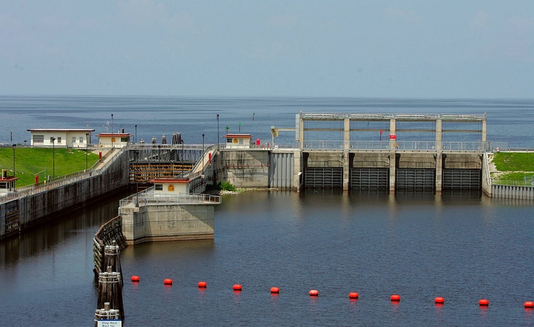 Lake Okeechobee dike in Florida @ Joe Raedle Getty Images