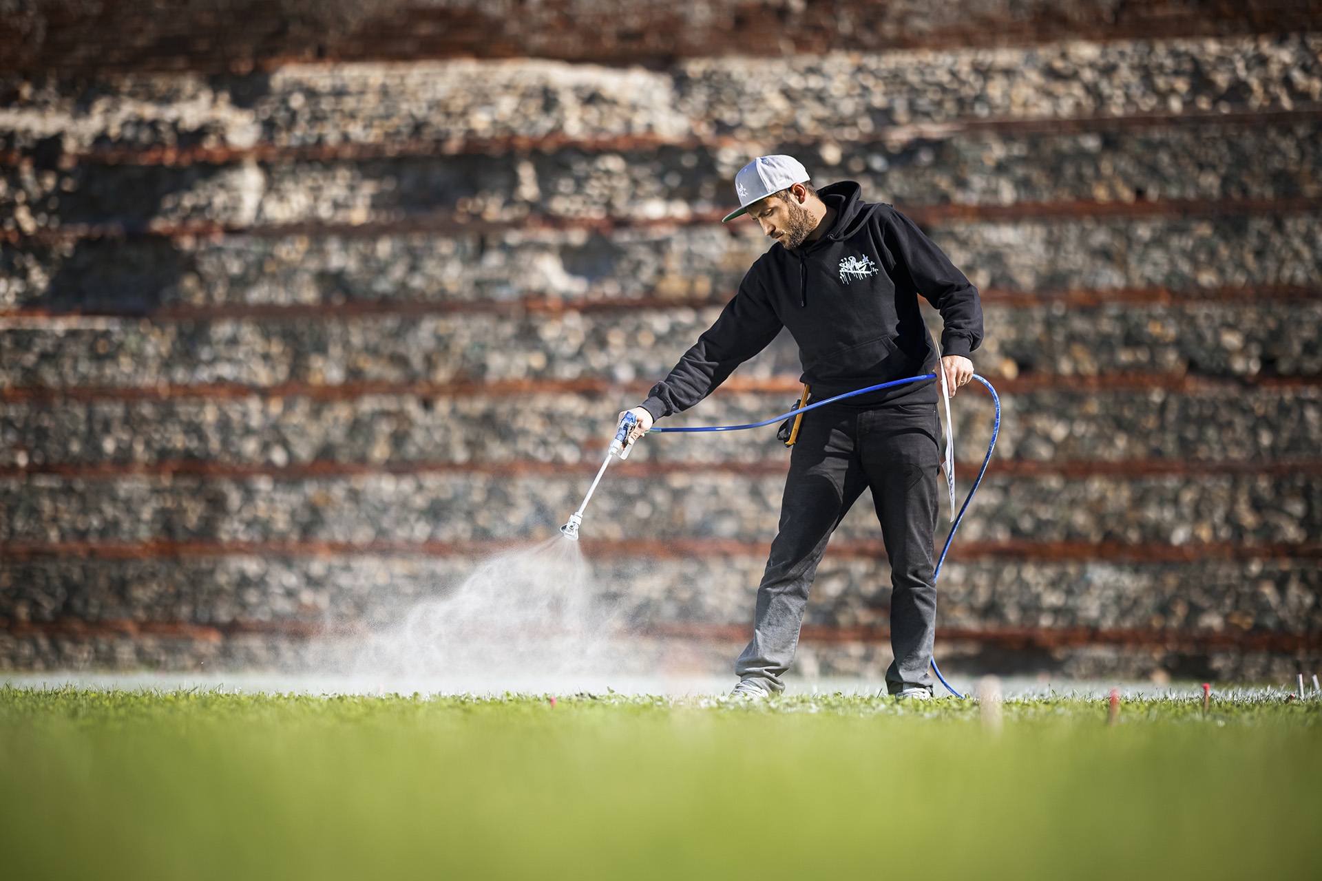 ART, LANDART, BEYOND WALLS, SAYPE, TURIN, TORINO, GREEN ART, STREET ART, CONTEMPORARY ART, URBAN ART, PAINT, GRASS, HANDS, CHAINE, HUMAINE, ENSEMBLE, TOGETHER, UNIVERSAL,