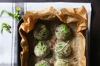 La ricetta delle polpette di erbe spontanee con cuore di scamorza