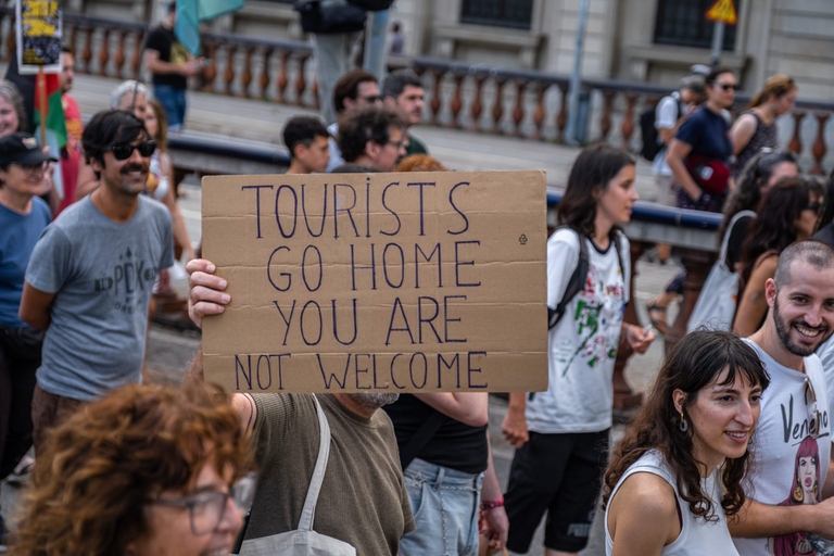 Manifestazione a Barcellona contro l'overtourism