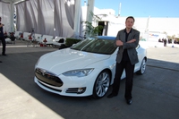 Elon Musk, il panico da coronavirus è stupido. Intanto, in Europa chiudono le fabbriche auto
