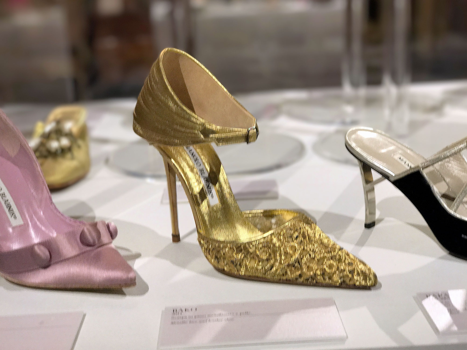 manolo-blahnik-2330-oro