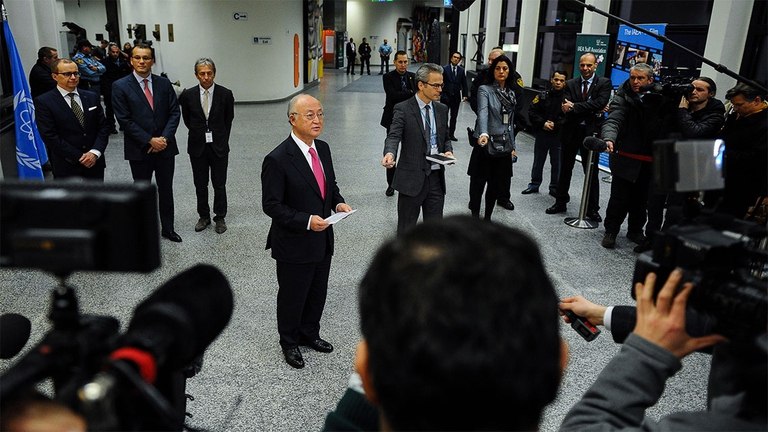 Yukiya Amano, Aiea, alla conferenza stampa di Vienna in cui annuncia che l'Iran ottempererà alle indicazioni sul nucleare.