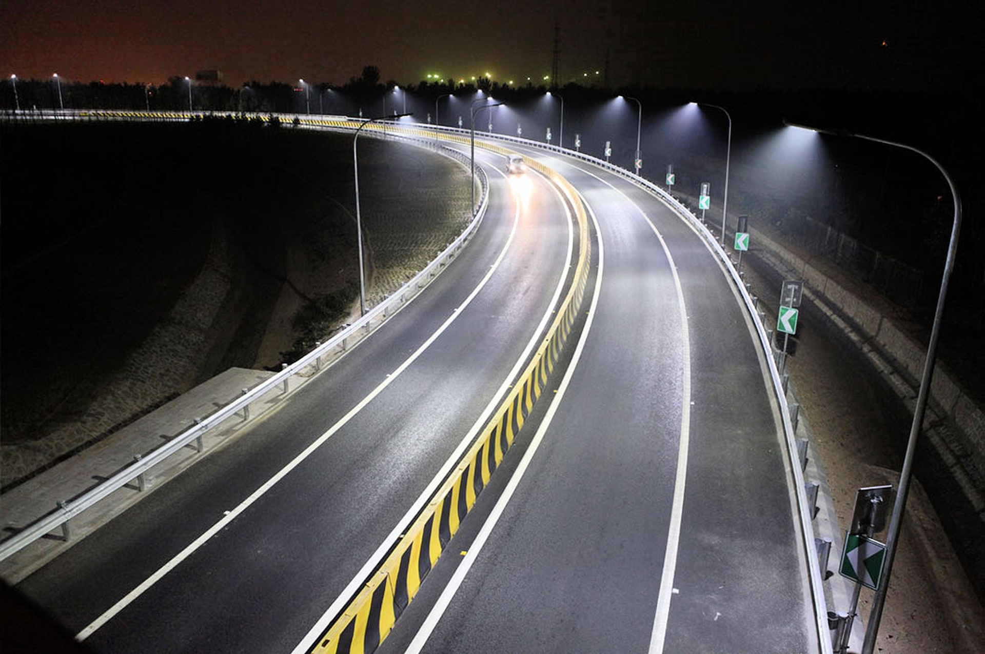 Un lato di questa strada è illuminato a Led. L'altro no