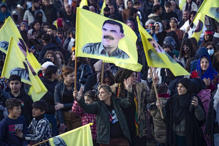 Manifestazione curde con le bandiere di Abdullah Öcalan, fondatore del Pkk.