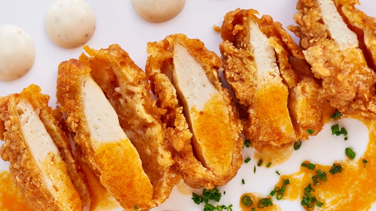 ‘Clean meat’, carne pulita, l’hanno chiamata gli sviluppatori della startup Memphis Meats. La carne coltivata in laboratorio evita le sofferenze degli animali e gli svettanti costi ecologici degli allevamenti. Tyson Foods prende nota.