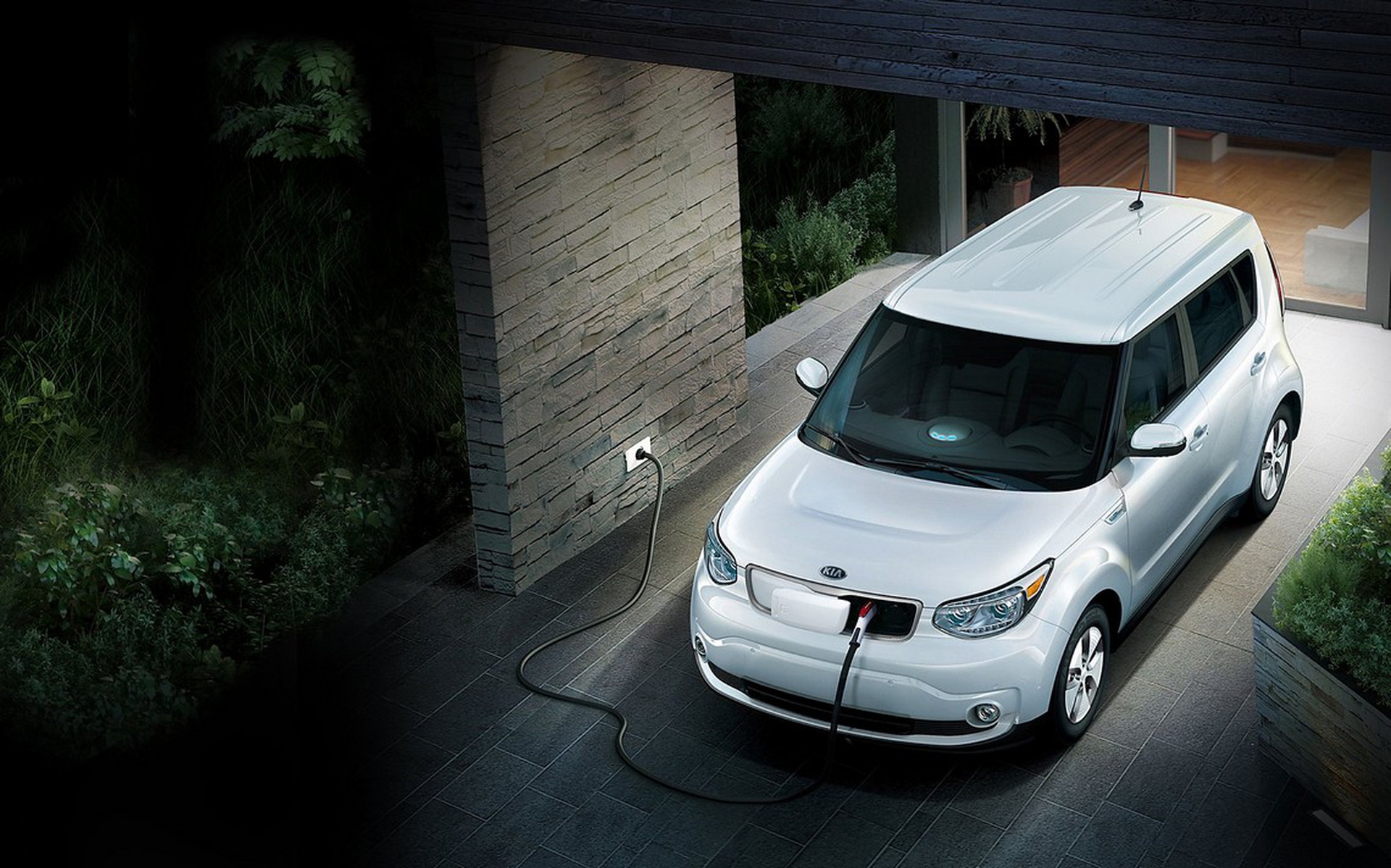 Ricaricare l'auto elettrica in casa: nuove disposizione dell'Unione Europea