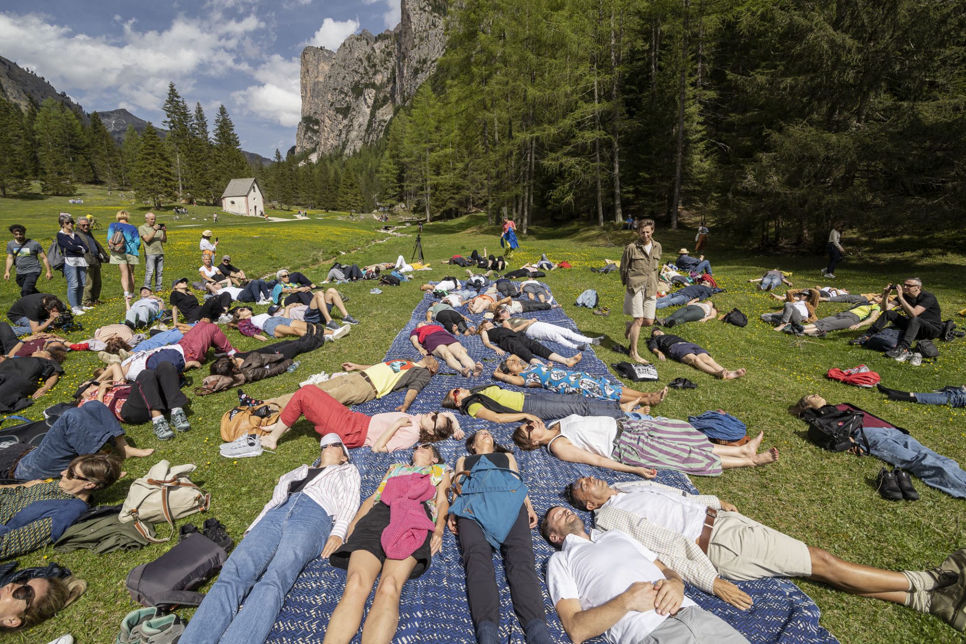 Barbara Gamper, Somatic encounters - earthly matter(s). You Mountain, You River, You Tree, 2022. Performance at Vallunga, Selva Gardena. Commissioned by Biennale Gherdëina ∞. Ph. Tiberio Sorvillo