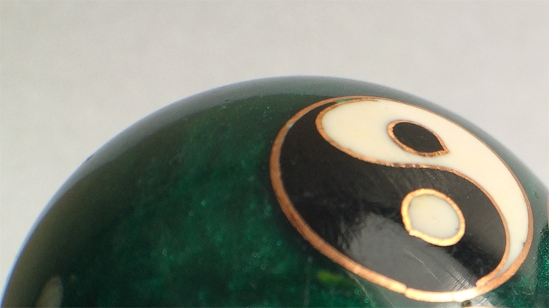 Nel simbolo del Tao nero e bianco si fondono e si completano.