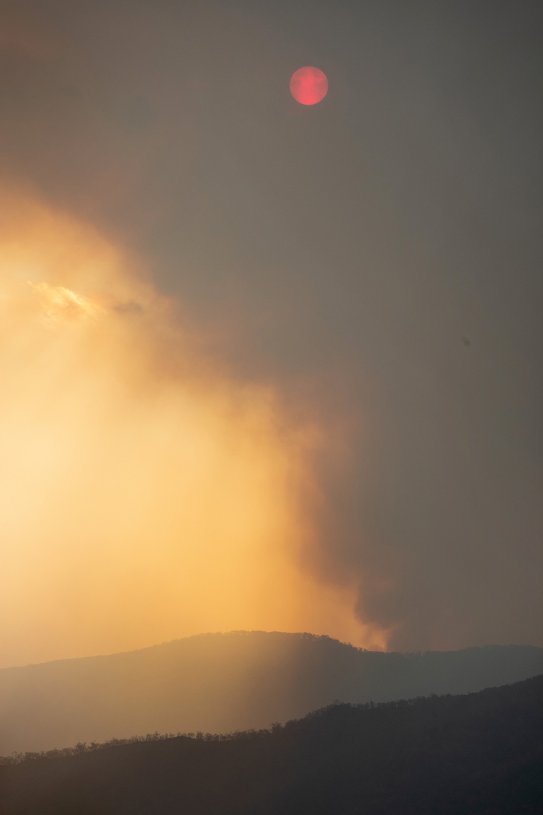  Il fumo degli incendi oscura il sole a Bumbalong, in Australia