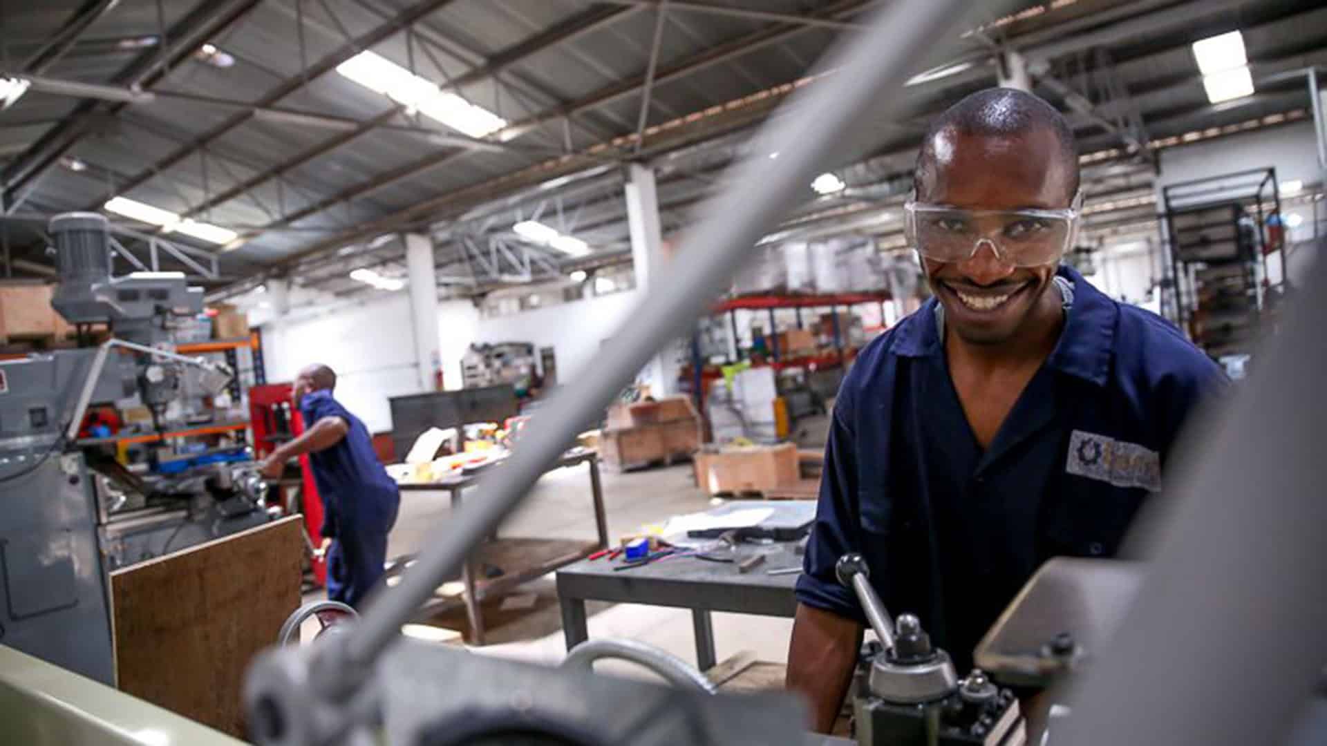 Stufe ad alta efficienza, il progetto BURN Manufacturing riduce le emissioni e promuove la sostenibilità in Kenya