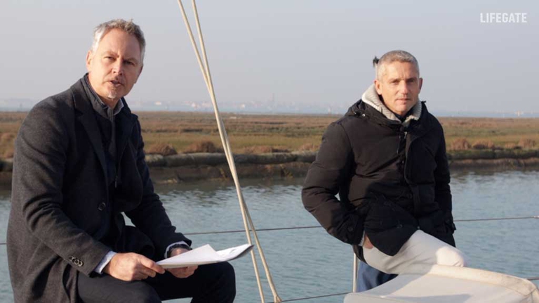 Un momento dell’intervista con Alberto Sonino (a destra nella foto), amministratore Venezia Certosa Marina, velista e grande appassionato di ambienti marini: “Nei periodi estivi, i più critici per il numero di rifiuti galleggianti, i due Seabin vanno svuotati anche una volta all’ora”, ci ha spiegato Sonino, confermando così l’efficacia dei dispositivi mangia-plastica. © LifeGate