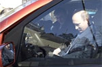 Putin guida la sua prima auto ibrida