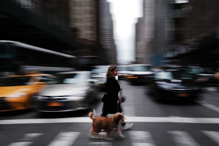 Donna attraversa una strada trafficata a New York