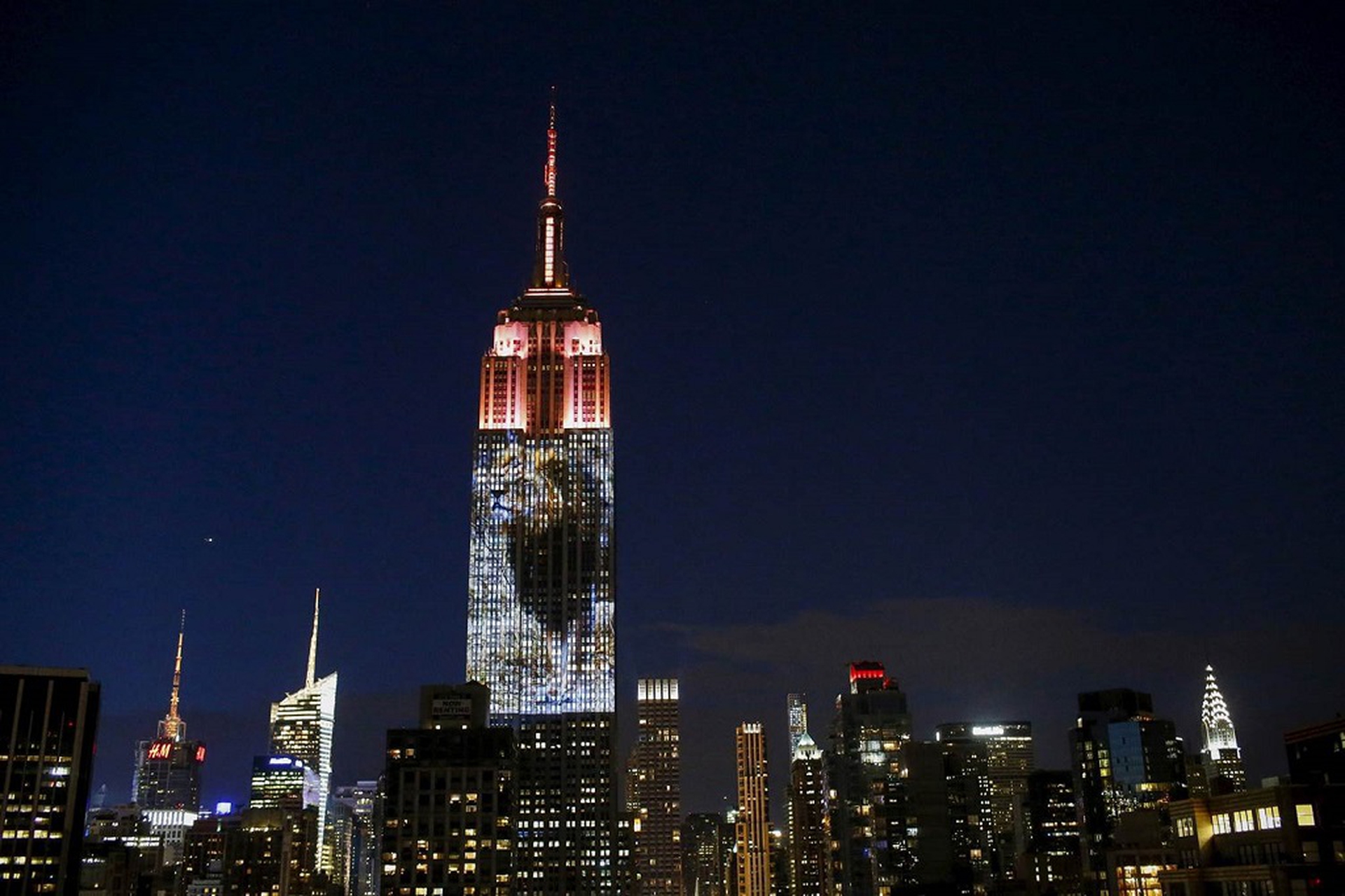 cecil proiettato su Empire State Building