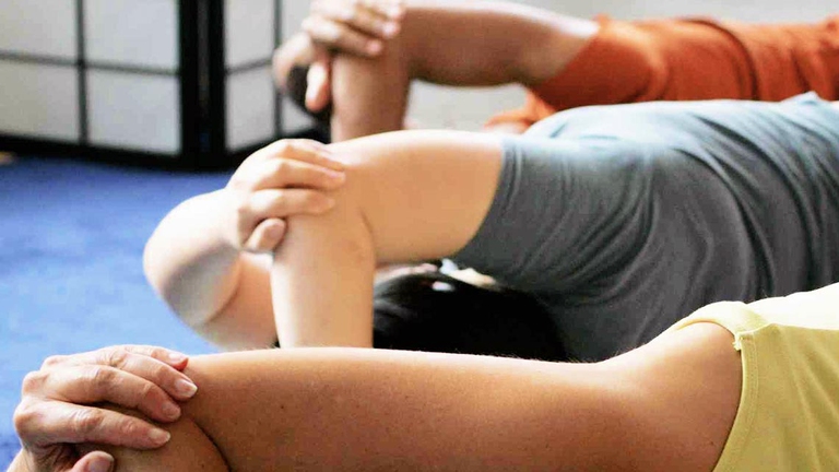 Durante le lezioni di Feldenkrais l'insegnante non mostra i movimenti da svolgere o le posizioni da assumere e l'allievo non cerca di uniformarsi a un modello ideale. Ogni persona viene guidata verbalmente a trovare i movimenti più adatti alla sua organizzazione.postura Il sistema di apprendimento è maggiormente basato sulla consapevolezza dei propri schemi, sulla sperimentazione di percorsi alternativi e sull'applicazione di continui aggiustamenti. Sarà la parte più antica del sistema nervoso a decidere le modifiche possibili in base agli stimoli ricevuti.