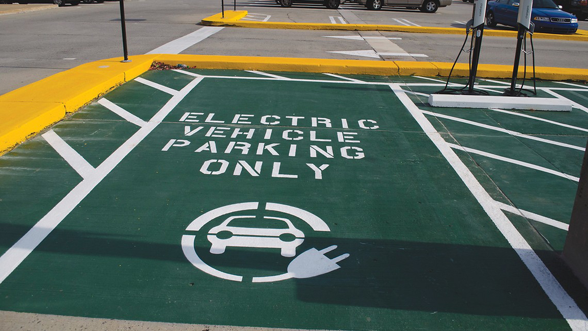 Auto elettriche, arriva la multa per chi occupa le piazzole di ricarica