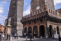 Gira la cartolina, a Bologna i senzatetto diventano guide turistiche