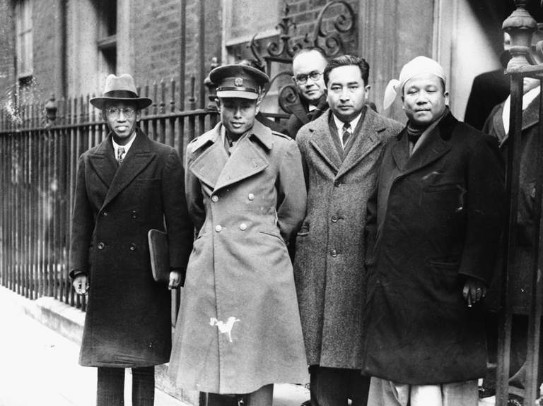 Aung San in delegazione a Londra. Con lui (L-R) Thakin Mya, U Tin Tut e Thakin Ba Sein, London, 13 genaio 1947. ©Keystone/Hulton Archive/Getty Images