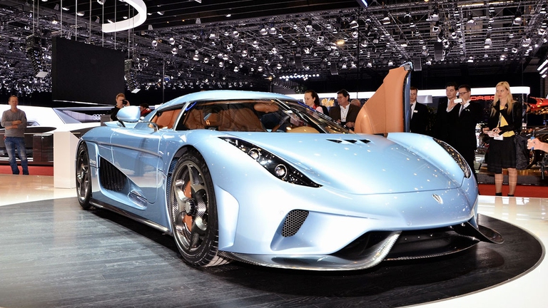 Koenigsegg, costruttore svedese la cui nuova ibrida incrocia un motore 5 litri biturbo V8 con tre motori elettrici da 700 CV: in totale 1500 CV su un’auto da 1.500 kg.