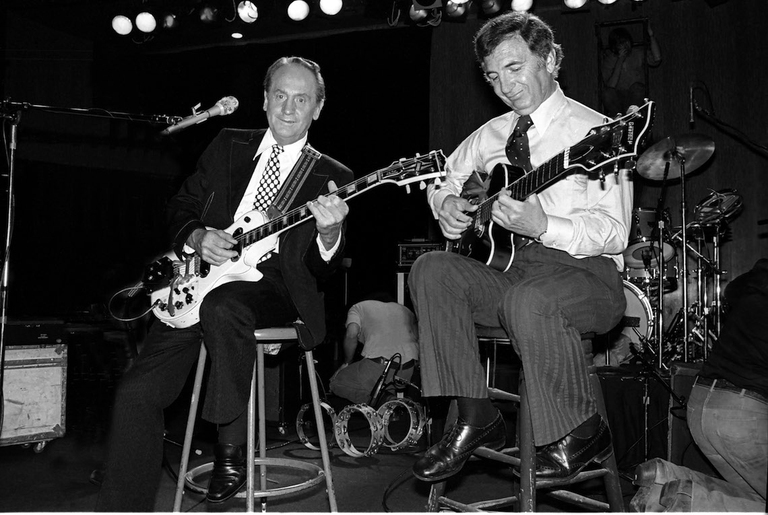 Les Paul in una performance live insieme a Bucky Pizzarelli (destra) a New York nel 1977.