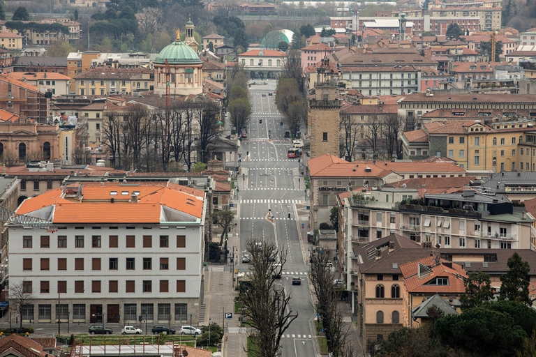 vista di bergamo deserta durante coronavirus