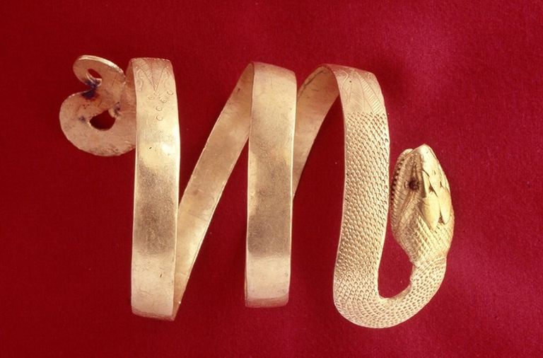 Bracciale antico proveniente dal Museo Archeologico Nazionale di Napoli