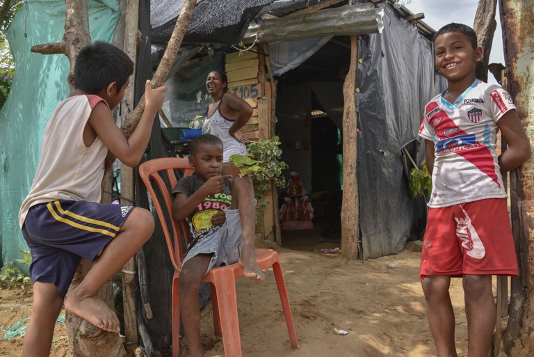 Immigrati venezuelani vivono in un insediamento sul confine in Colombia