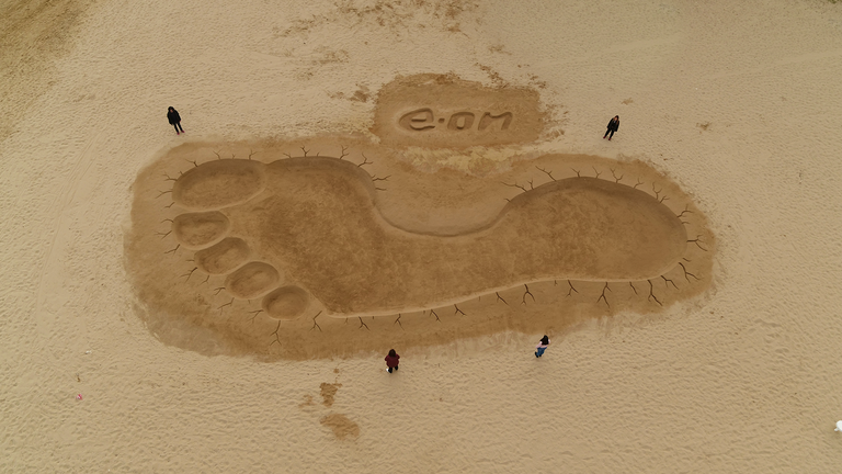 Sulla spiaggia di Termoli un’impronta gigante per invitare tutti a ridurre la carbon footprint