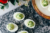 Uova ripiene con avocado ed erba cipollina