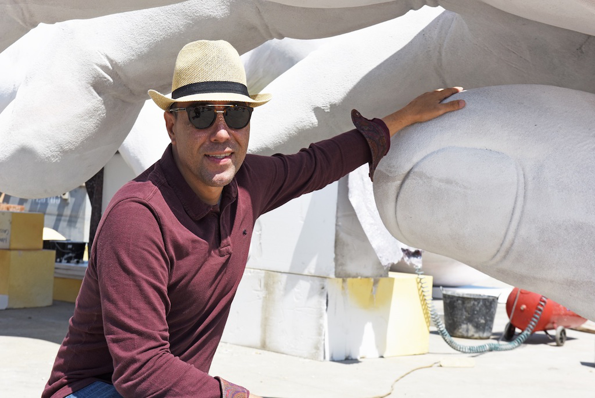 Lorenzo Quinn e l'opera Support a Venezia