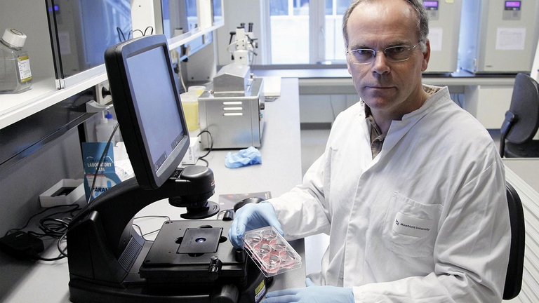 Mark Post dell'Università di Maastricht, fondatore della startup Mosa Meat: "È una risposta logica a un problema sin troppo evidente, basta pensare a che cosa succede negli allevamenti intensivi o nei macelli, all’impatto sull’ambiente, e alla possibilità, in futuro, di ottenere carne qualitativamente migliore, con meno grassi (modificando il contenuto in base al tipo di coltura). Nei prossimi 40 anni la domanda mondiale di carne raddoppierà" 