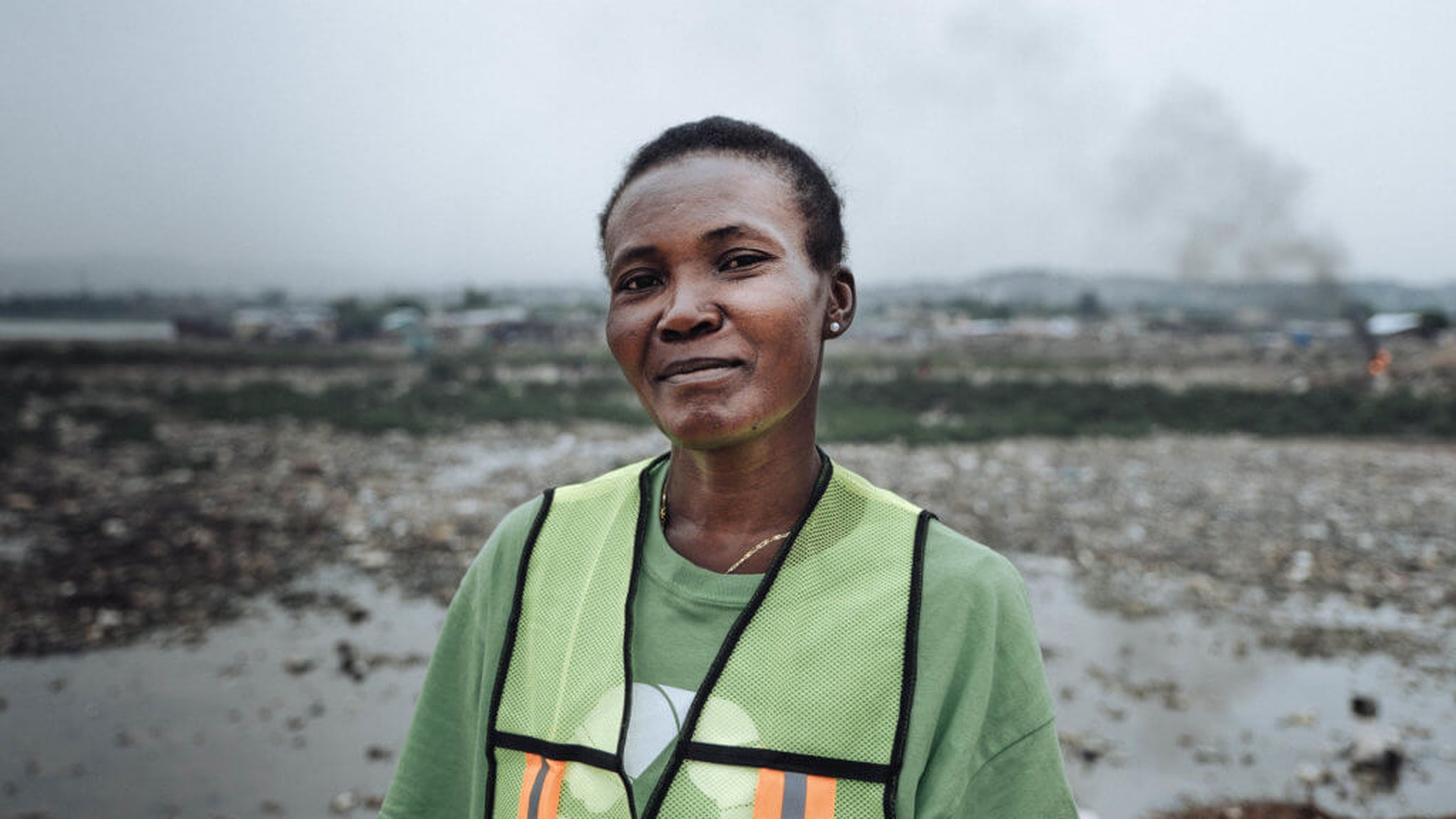Una lavoratrice di Plastic Bank