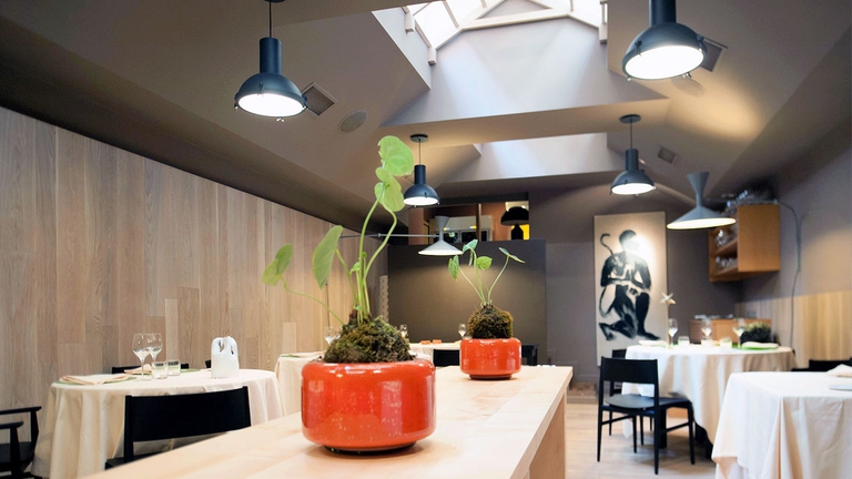 Piatti biodinamici, vegetariani, vegani e bio preparati con cura in locale casual, con menù di degustazione. Questo tempio dell’alta cucina naturale, stellato Michelin, è da ventisei anni a Milano, in via Panfilo Castaldi 18, zona Lazzaretto.