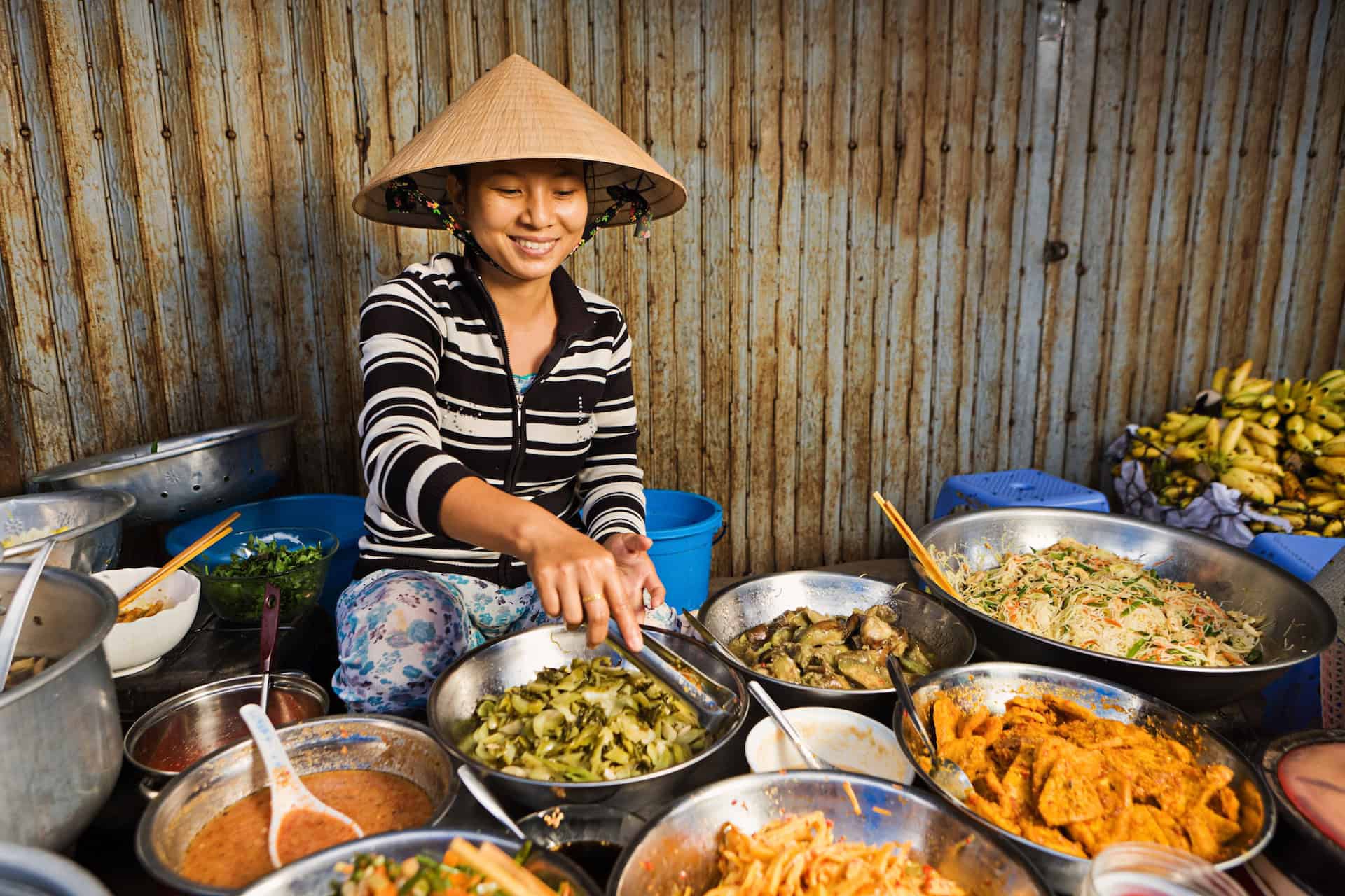 Cibo vietnamita in un mercato locale