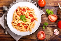 Penne con pomodoro crudo ed erbe aromatiche