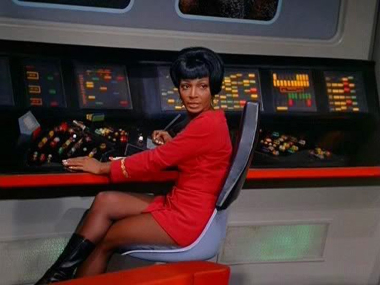 Nichelle Nichols interpretava il tenente Uhura: donna, di colore, in minigonna e in un ruolo di comando. © http://building.comule.com/