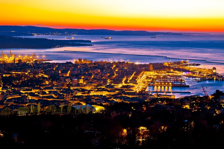 Città e costa di trieste al'imbrunire