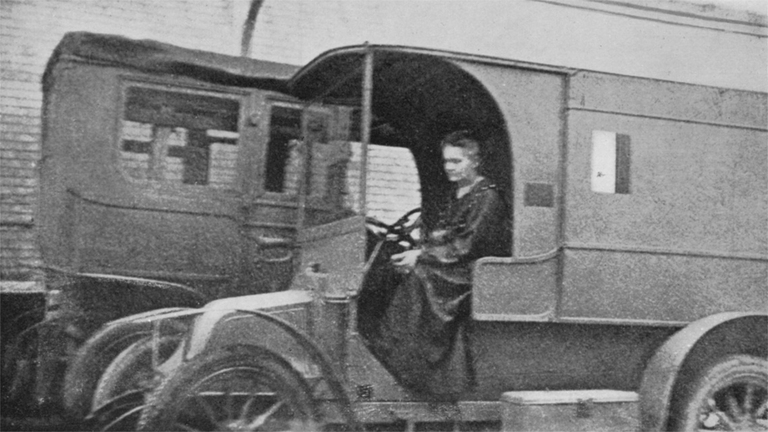 Agosto 1914, Marie Curie alla guida di un autocarro Renault convertito in unità radiologica