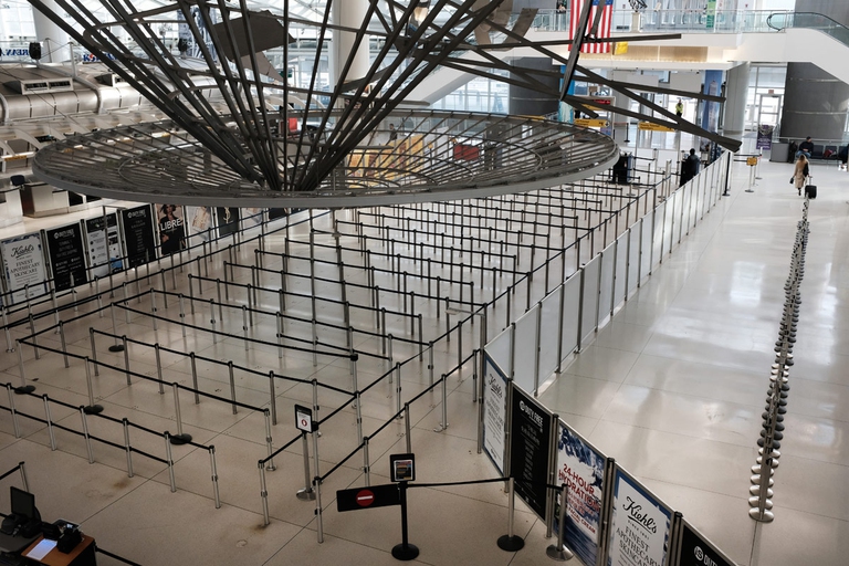 Aereoporto americano vuoto durante il coronavirus