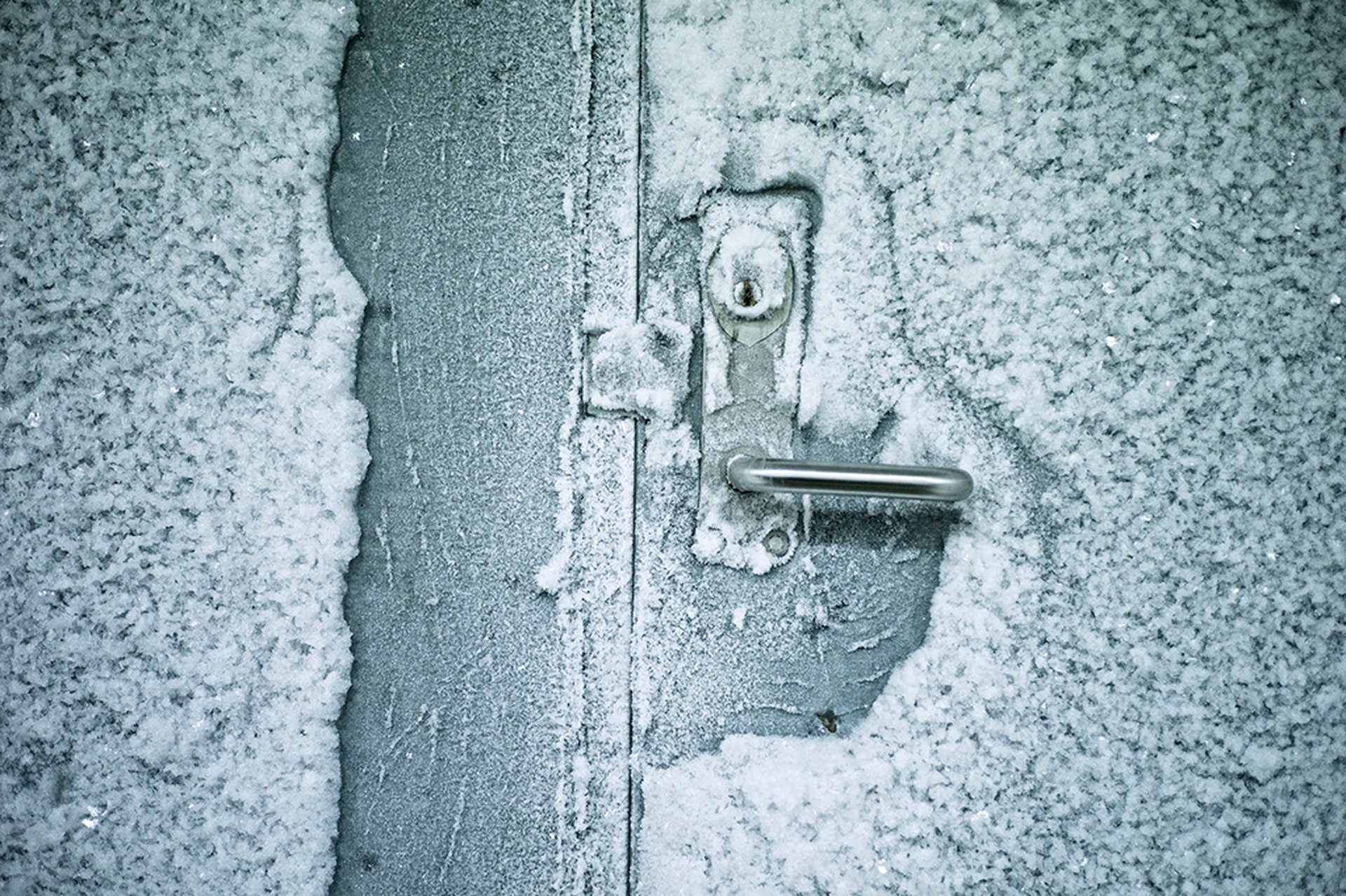 Le porte sono ricoperte di ghiaccio e le pareti sono in calcestruzzo armato