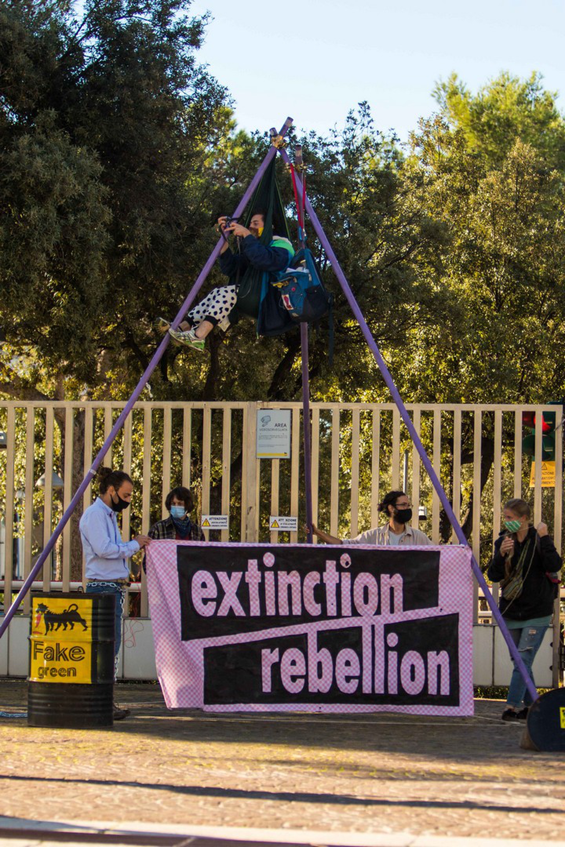 Una settimana di ribellione davanti alla sede di Eni