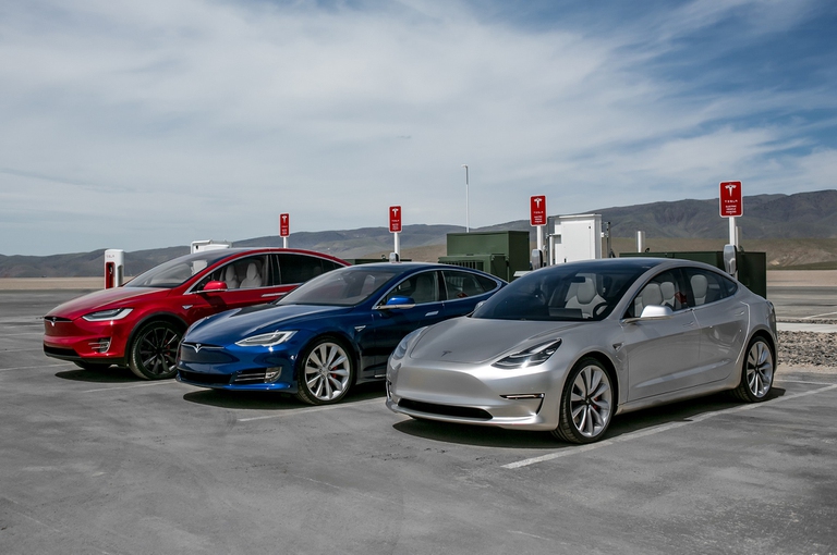 La gamma a zero emissioni Tesla. La nuova Model 3 è affiancata dalla "sorella maggiore" Model S e dalla crossover Model X